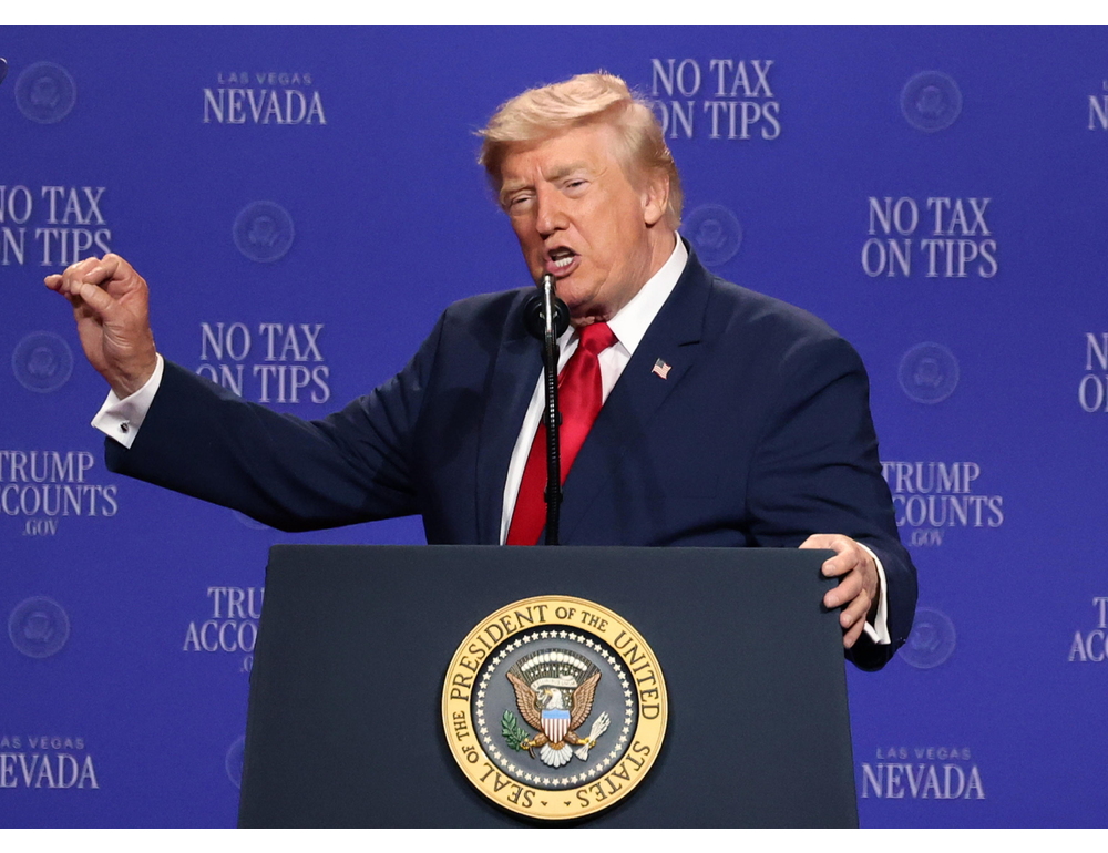 Trump firma un ordine esecutivo contro il ‘turismo delle nascite’