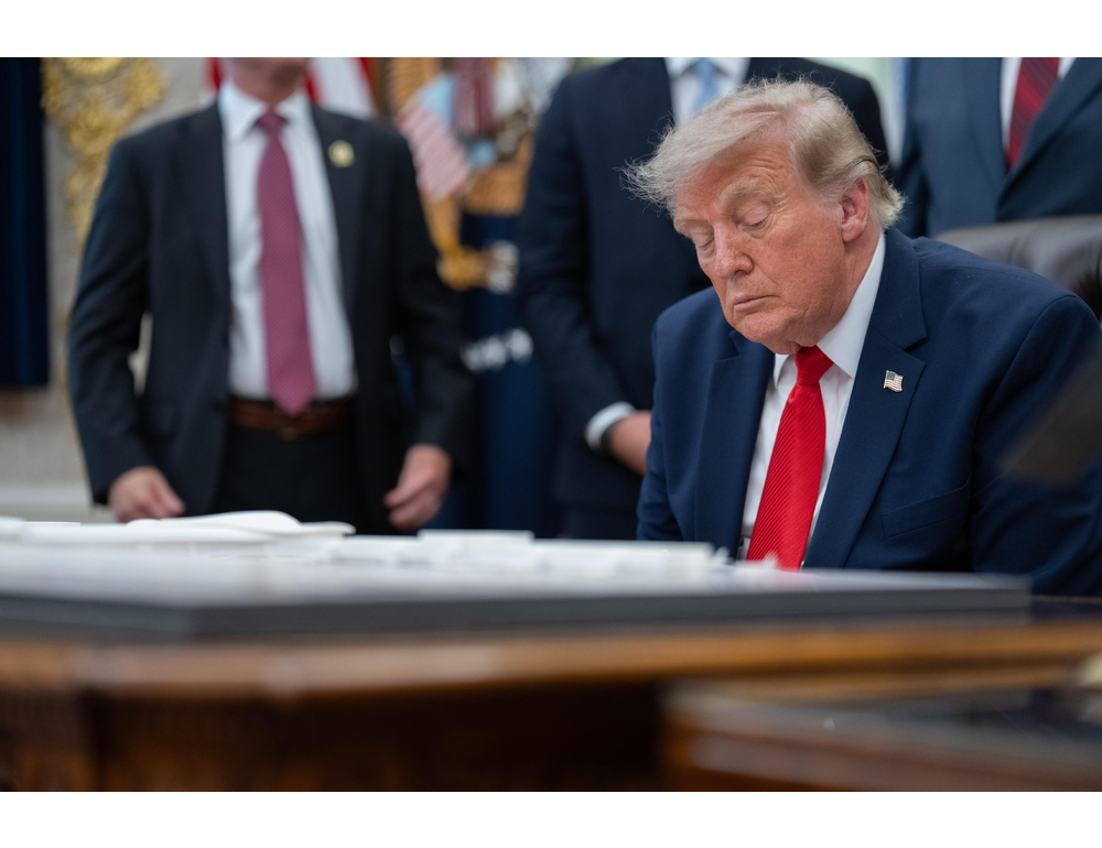 Trump pizzicato di nuovo a sonnecchiare, video virale scatena teorie complotto