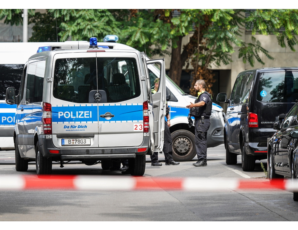 Uccide la ex di 18 anni e un uomo che voleva bloccarlo in una scuola di Berlino