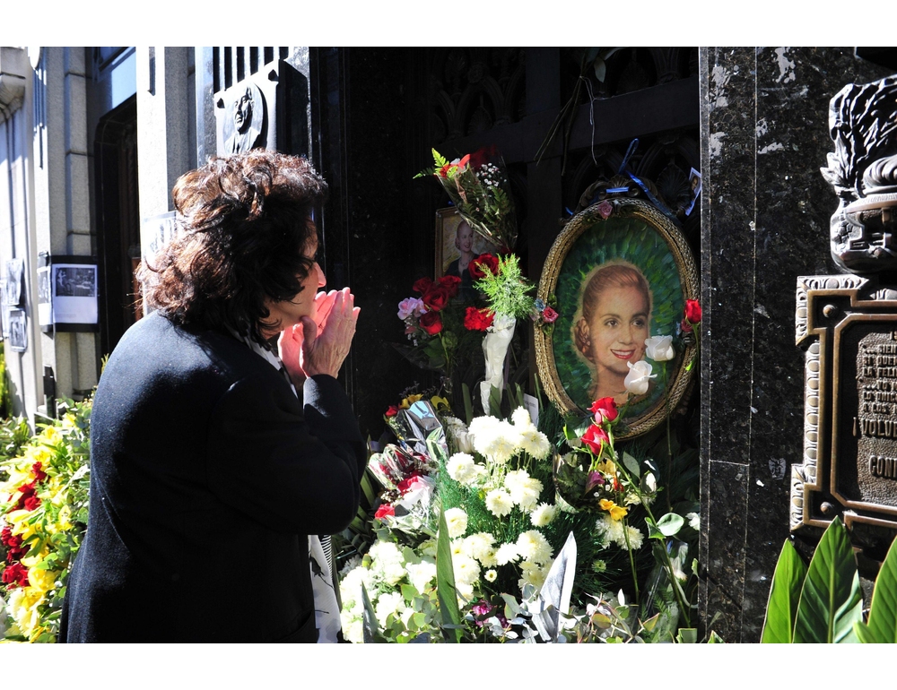 Un bar nello storico cimitero dove riposa anche Evita, polemiche in Argentina