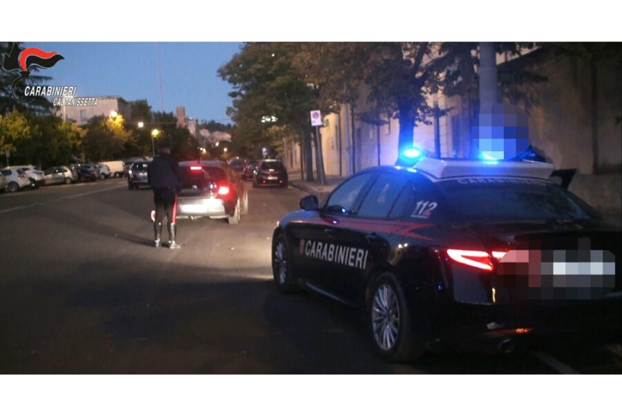 L'uomo è ricercato dai carabinieri
