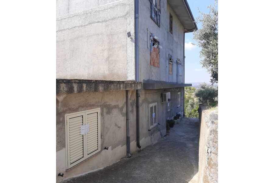 Vittima sarebbe deceduta per caduta sul pavimento durante una lite