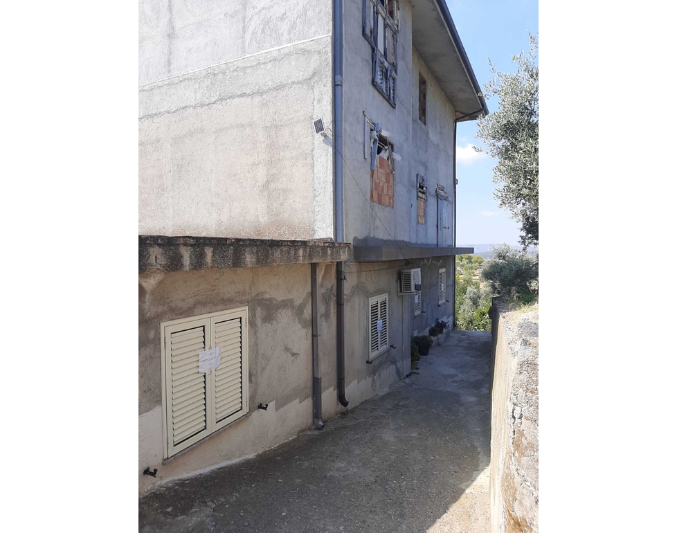 Uomo morto in casa nel reggino, sottoposta a fermo la moglie