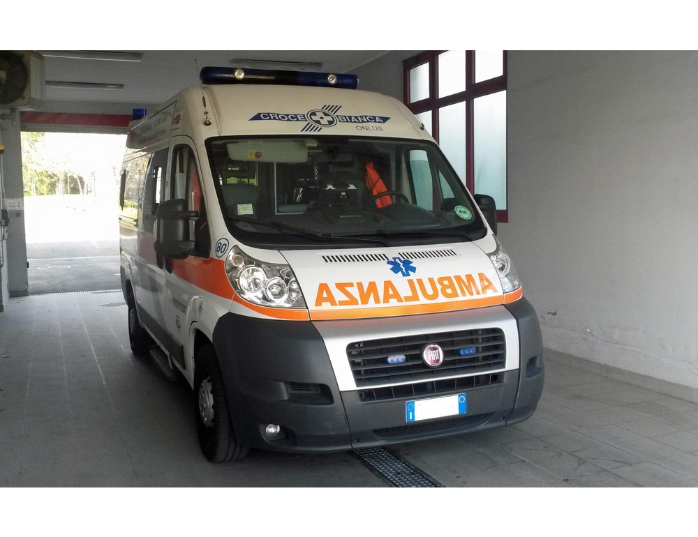 Uomo schiacciato fra le porte di un treno a Milano, gravissimo
