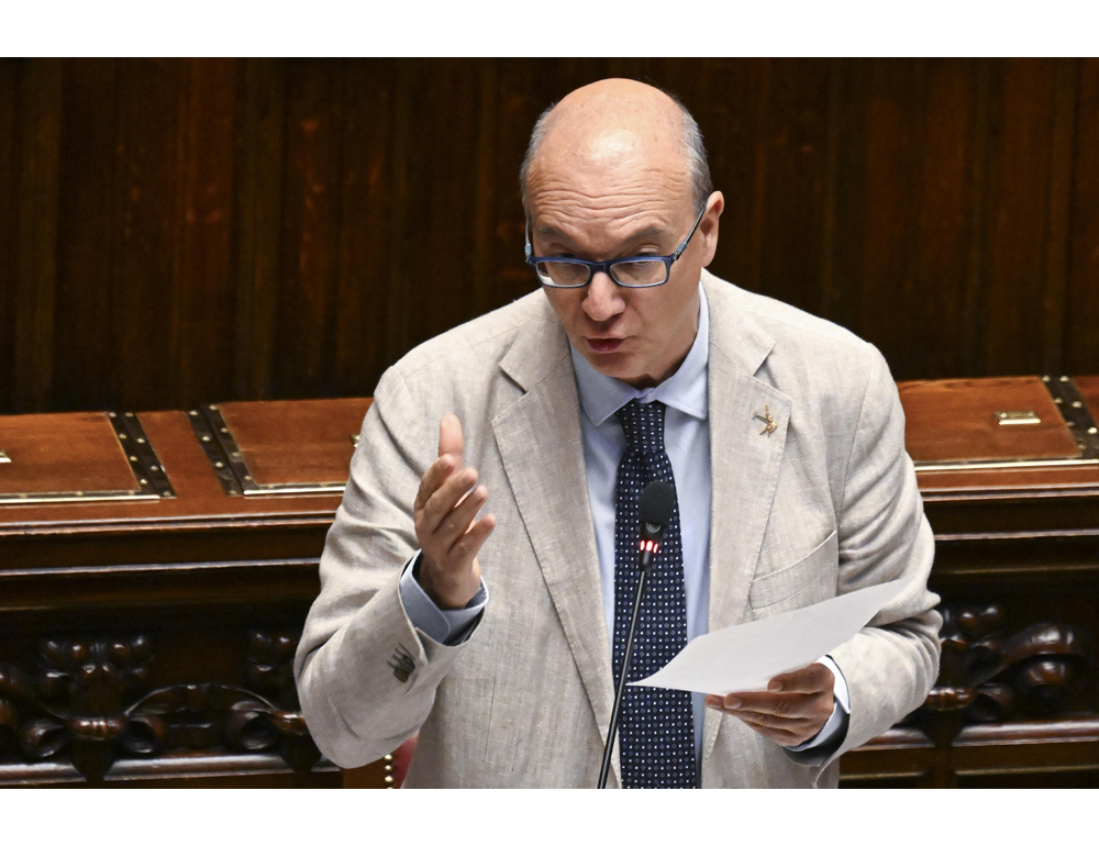 Valditara, divieto burqa a scuola per la dignità delle donne