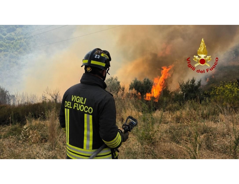 Vasto incendio di sterpaglie a Piana del Sole, chiusa la Roma-Fiumicino