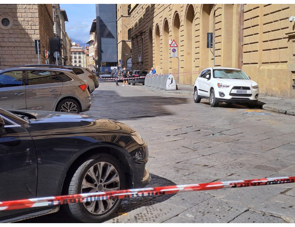 Vento sferza Firenze, turista colpita da una tegola