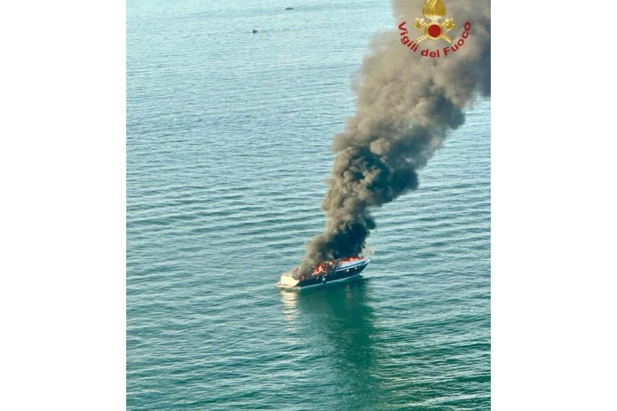 Vigili del fuoco al lavoro per le operazioni di spegnimento