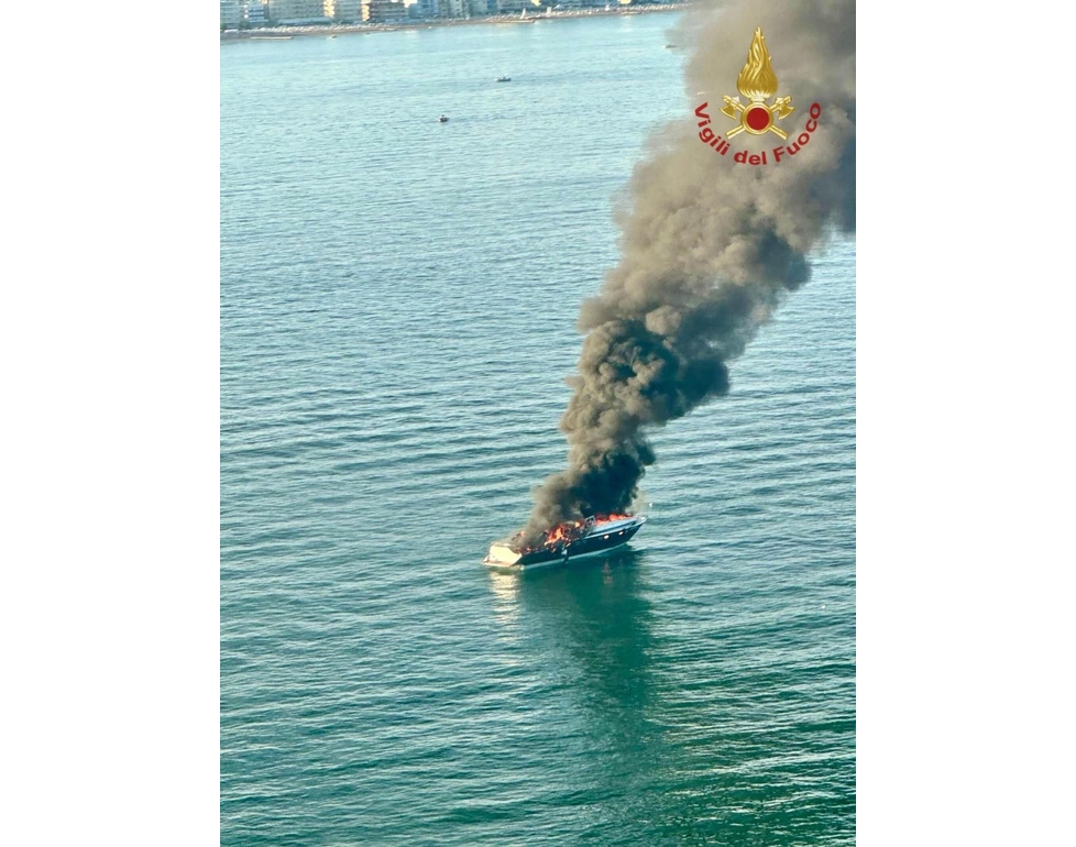 Yacht in fiamme al largo di Jesolo, salve le dieci persone a bordo