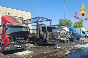 Tre automezzi in fiamme a Lurate Caccivio