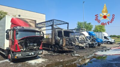 Tre automezzi in fiamme a Lurate Caccivio