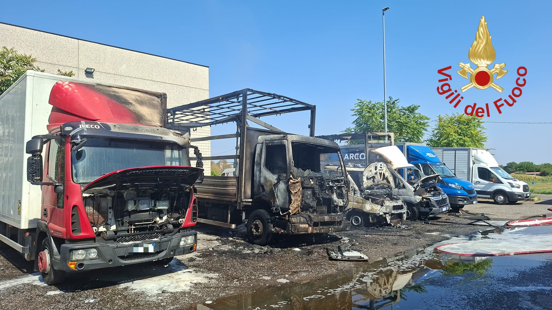 Tre automezzi in fiamme a Lurate Caccivio