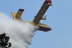Incendio sul Monte Goi, Canadair ed elicotteri in azione. Nella notte fermata l’avanzata delle fiamme verso via Oltrecolle. Fuori casa 50 persone