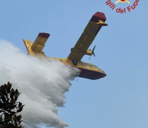 Incendio sul Monte Goi, Canadair ed elicotteri in azione. Nella notte fermata l’avanzata delle fiamme verso via Oltrecolle. Fuori casa 50 persone