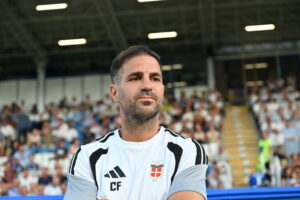 Il Como in campo a Liverpool. Fabregas: “Concentrati al massimo”
