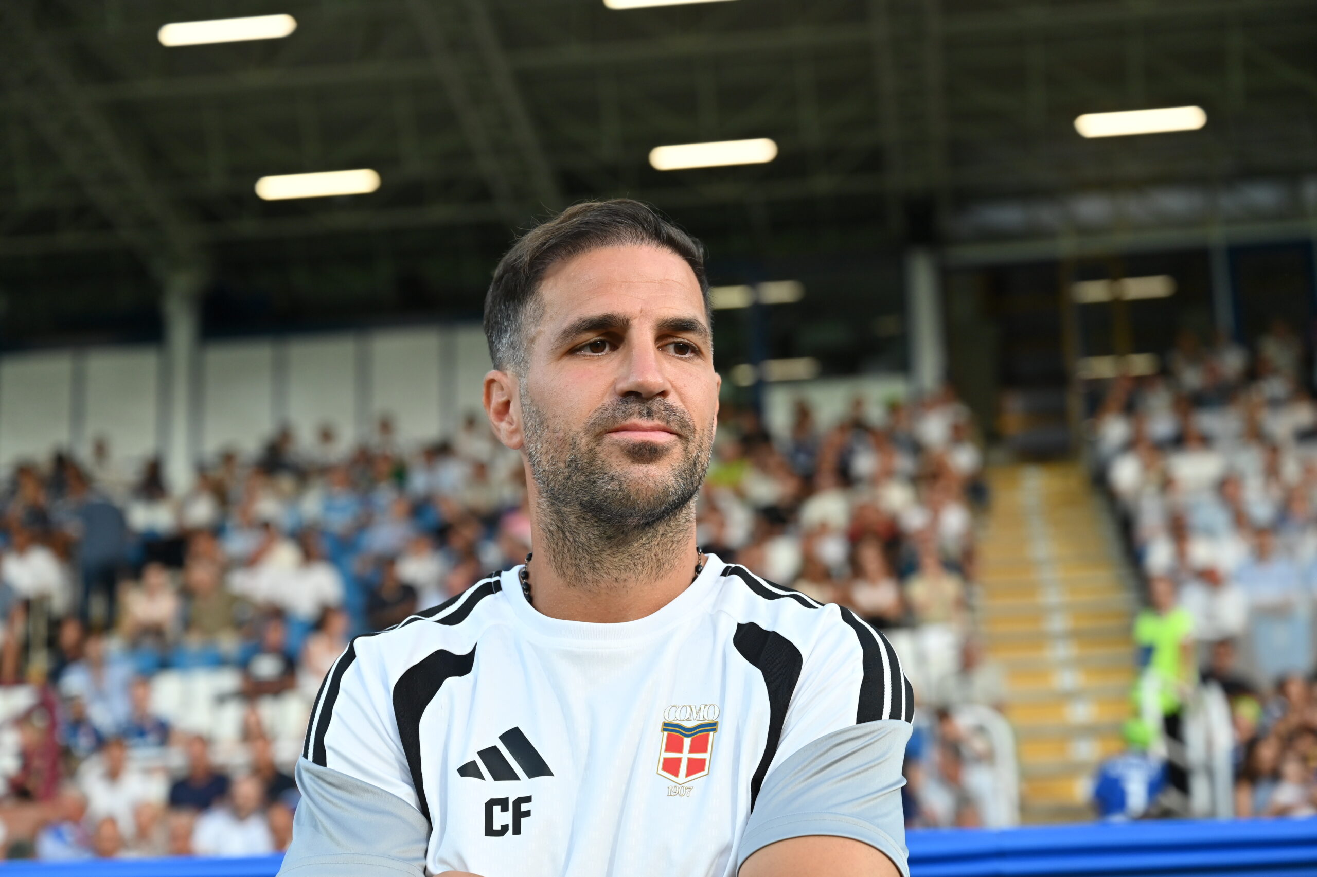 Il Como in campo a Liverpool. Fabregas: “Concentrati al massimo”