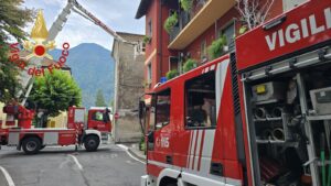 Cade un cornicione a Porlezza, intervento dei vigili del fuoco