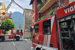Cade un cornicione a Porlezza, intervento dei vigili del fuoco