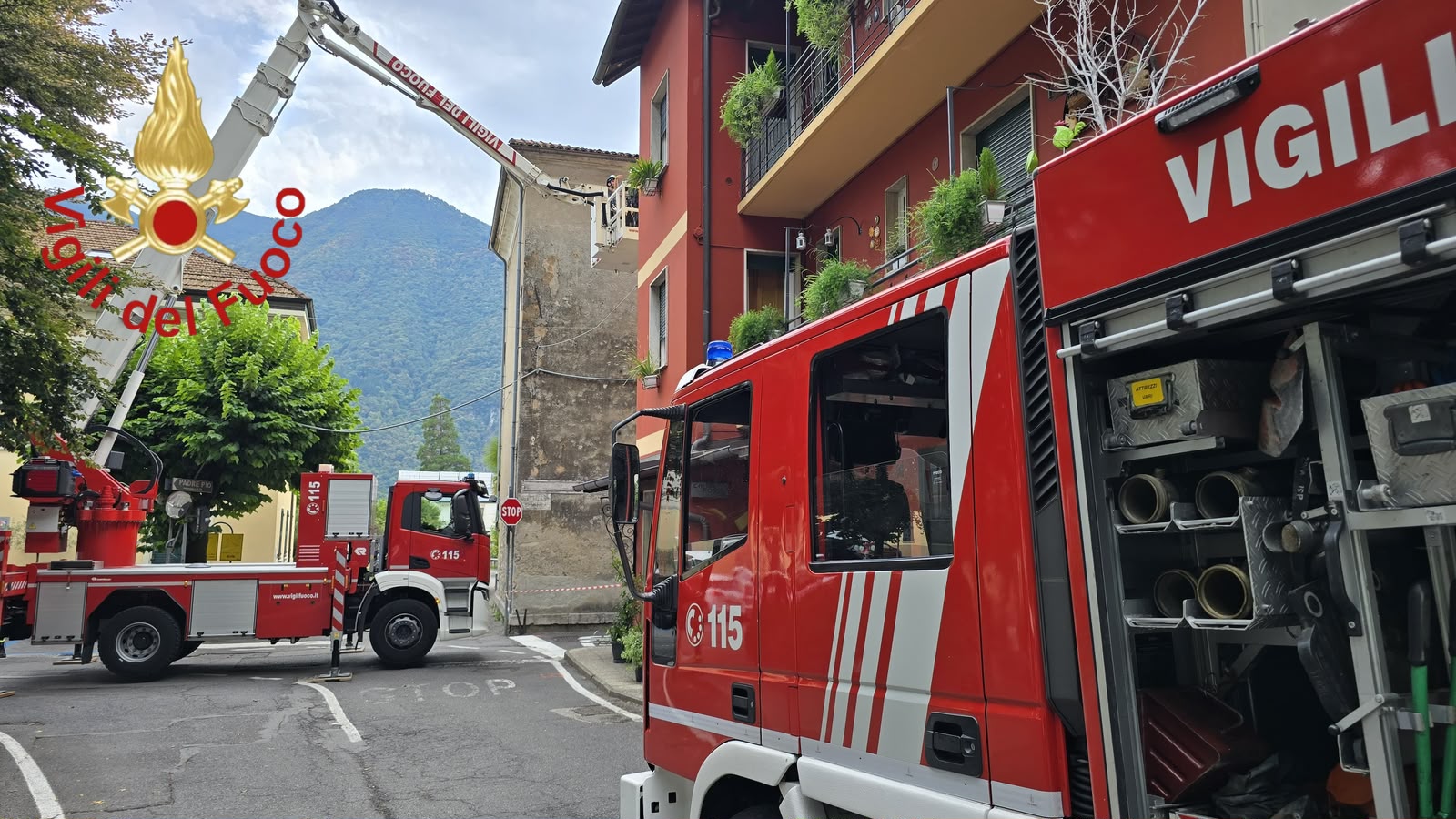 Cade un cornicione a Porlezza, intervento dei vigili del fuoco