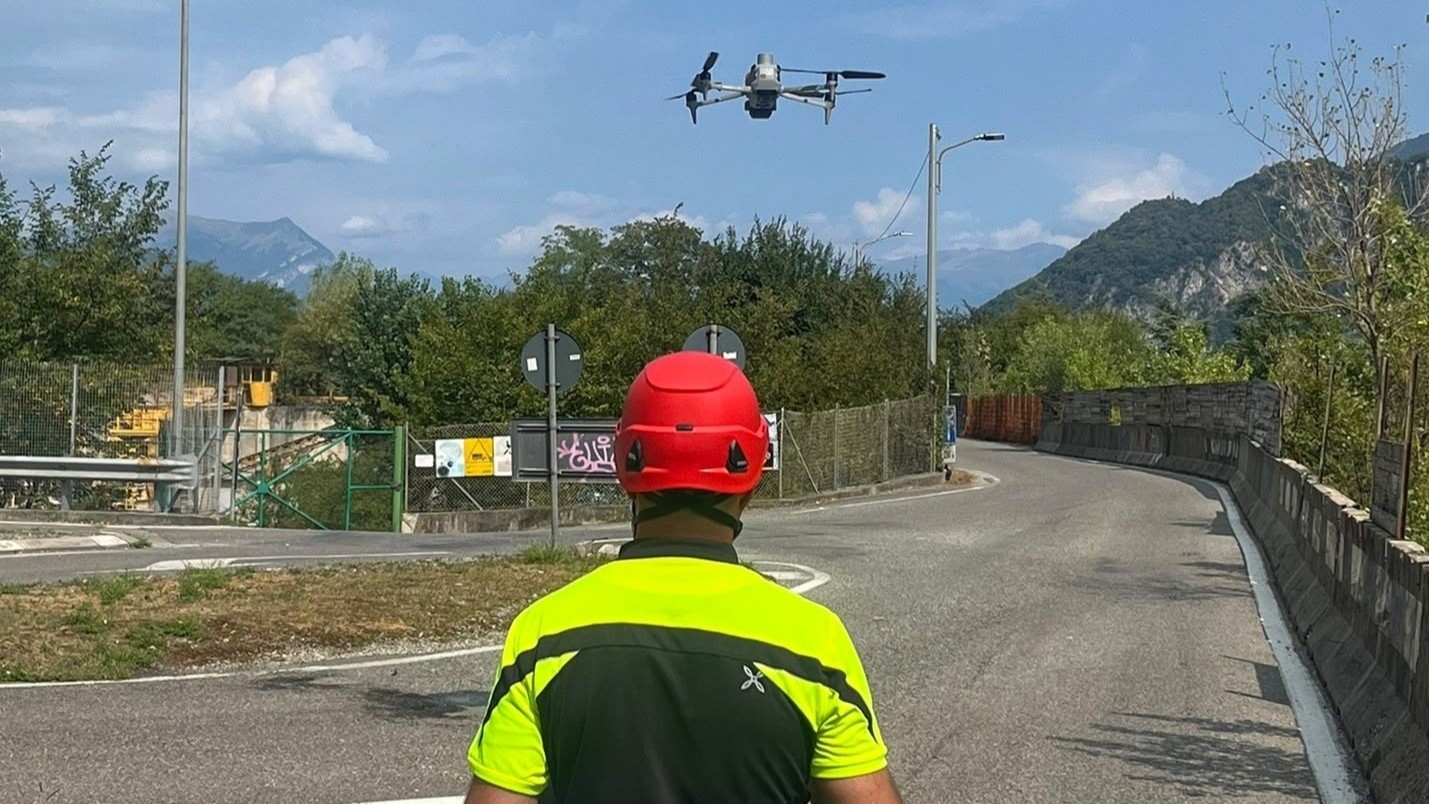 Incendio sul Moregallo, focolai mappati con i droni