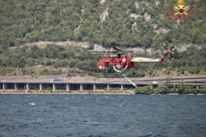 Incendio del Monte Moregallo,  elicotteri in azione  nelle zone più difficili