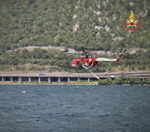 Incendio del Monte Moregallo,  elicotteri in azione  nelle zone più difficili