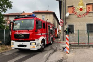 Tetto in fiamme a Cantù in via Giotto, quattro squadre dei vigili del fuoco per spegnere il rogo