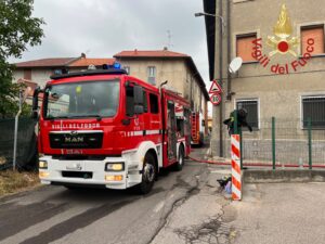 Tetto in fiamme a Cantù in via Giotto, quattro squadre dei vigili del fuoco per spegnere il rogo
