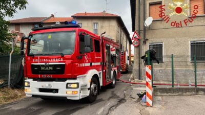 Tetto in fiamme a Cantù in via Giotto, quattro squadre dei vigili del fuoco per spegnere il rogo