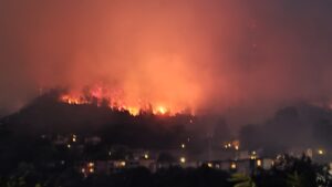Disastro sul Monte Goi: situazione critica. Le fiamme si sono allargate e si sono avvicinate alle case. Domani arrivano il Canadair e due elicotteri