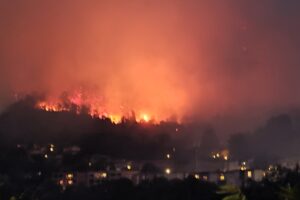 Disastro sul Monte Goi: situazione critica. Le fiamme si sono allargate e si sono avvicinate alle case. Domani arrivano il Canadair e due elicotteri