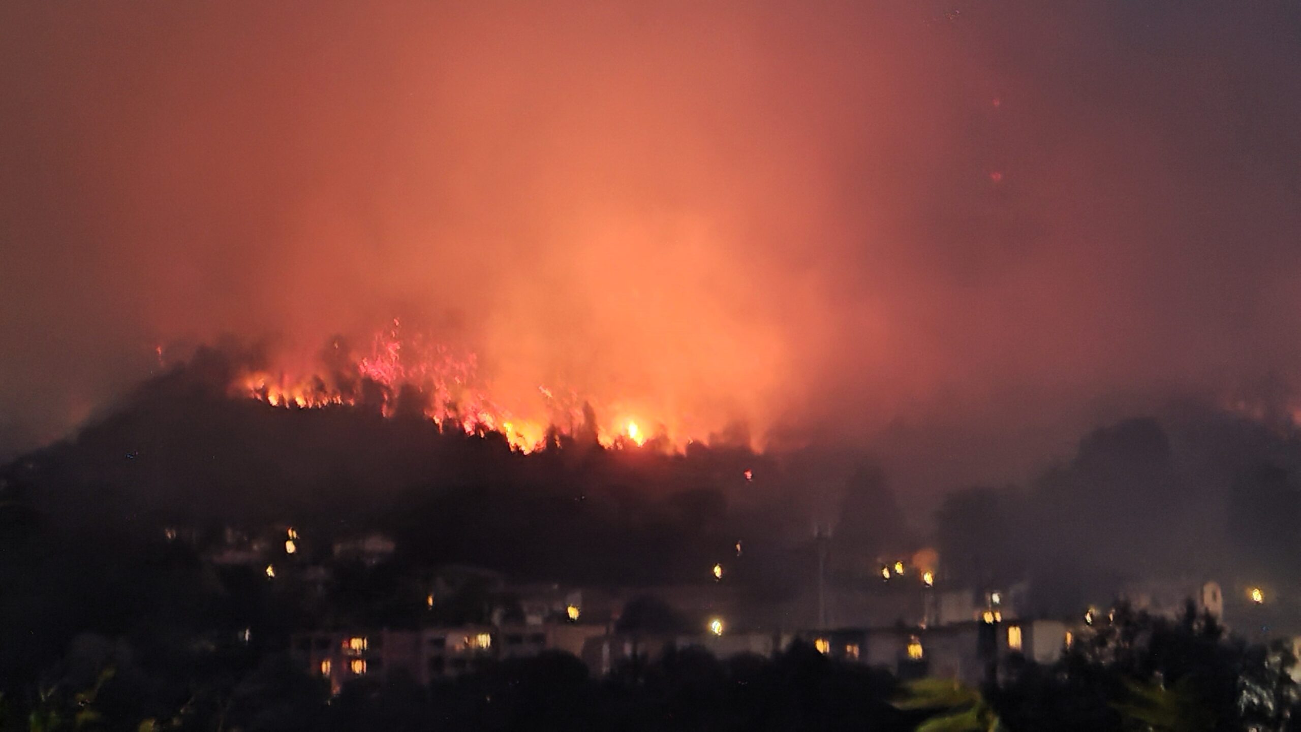 Disastro sul Monte Goi: situazione critica. Le fiamme si sono allargate e si sono avvicinate alle case. Domani arrivano il Canadair e due elicotteri
