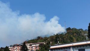 Incendio sul Monte Goi ancora attivo: sganciato oltre un milione di litri d’acqua