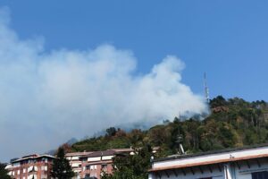 Incendio sul Monte Goi ancora attivo: sganciato oltre un milione di litri d’acqua