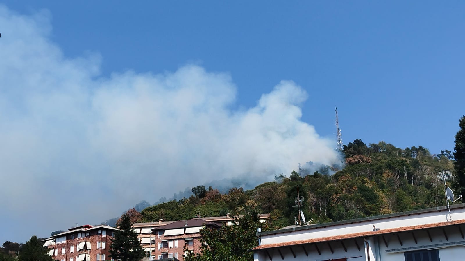 Incendio sul Monte Goi ancora attivo: sganciato oltre un milione di litri d’acqua