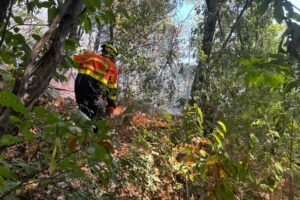 Monte Goi, situazione in miglioramento: proseguono le operazioni di spegnimento con l’elicottero