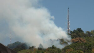 Como, incendio sul Monte Goi: elicottero e vigili del fuoco in azione