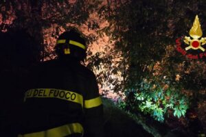 Incendio sul Monte Goi, le immagini della lotta contro le fiamme
