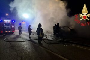 Auto in fiamme a Uggiate con Ronago, illeso il conducente