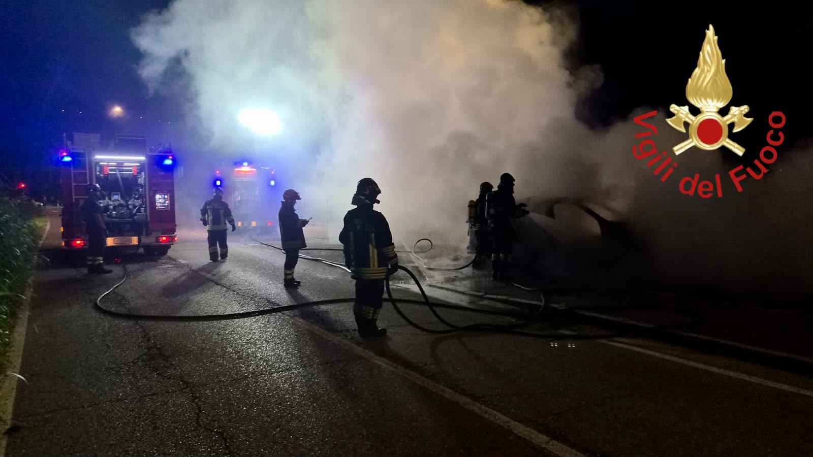 Auto in fiamme a Uggiate con Ronago, illeso il conducente