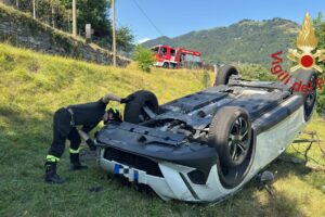 Auto ribaltata a Cerano, lievi ferite per la conducente 75enne