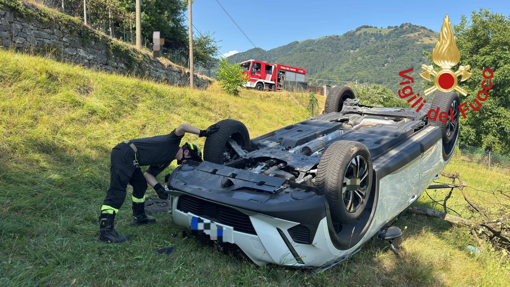 Auto ribaltata a Cerano, lievi ferite per la conducente 75enne