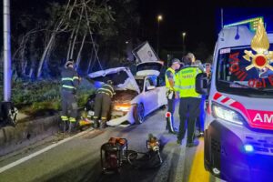 Auto contro un palo in via Bellinzona, ferito 28enne