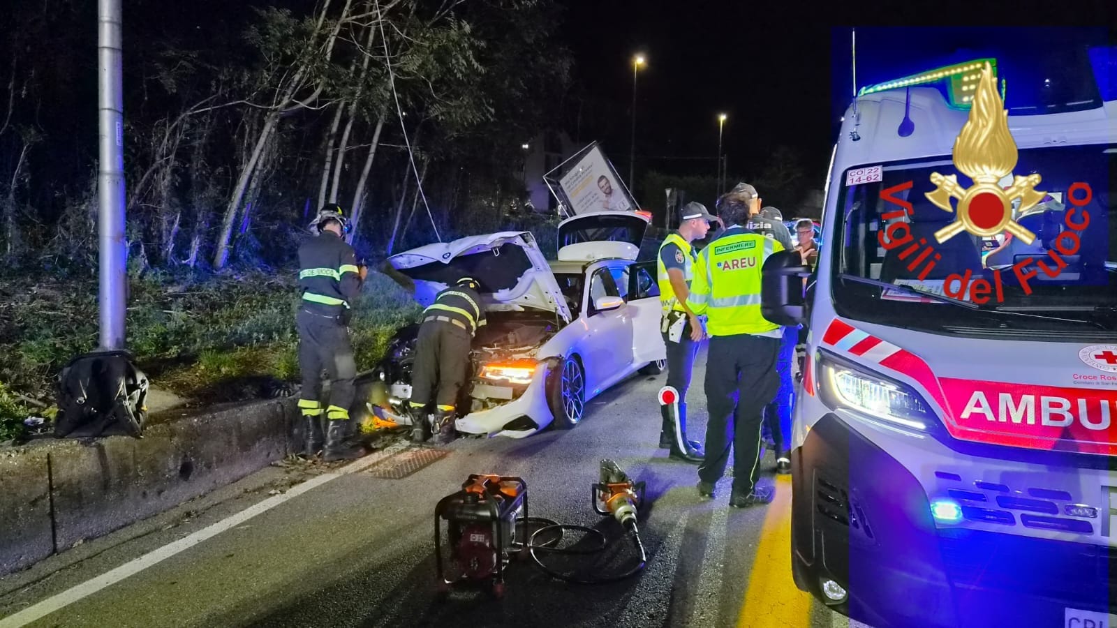Auto contro un palo in via Bellinzona, ferito 28enne