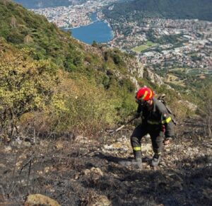Monte Moregallo, incendio domato. Attesa per la riapertura della Lecco-Bellagio