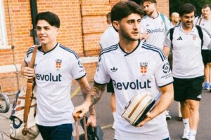 Il Como presenta la seconda maglia, l’esordio nella partita contro l’Arsenal