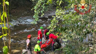 Ponte Lambro, scivola nel torrente: soccorso con caviglia infortunata
