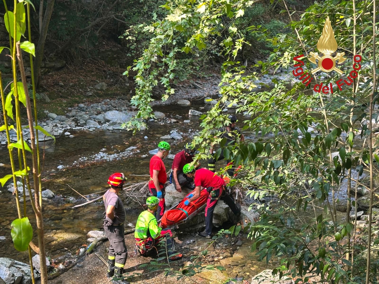 Ponte Lambro, scivola nel torrente: soccorso con caviglia infortunata