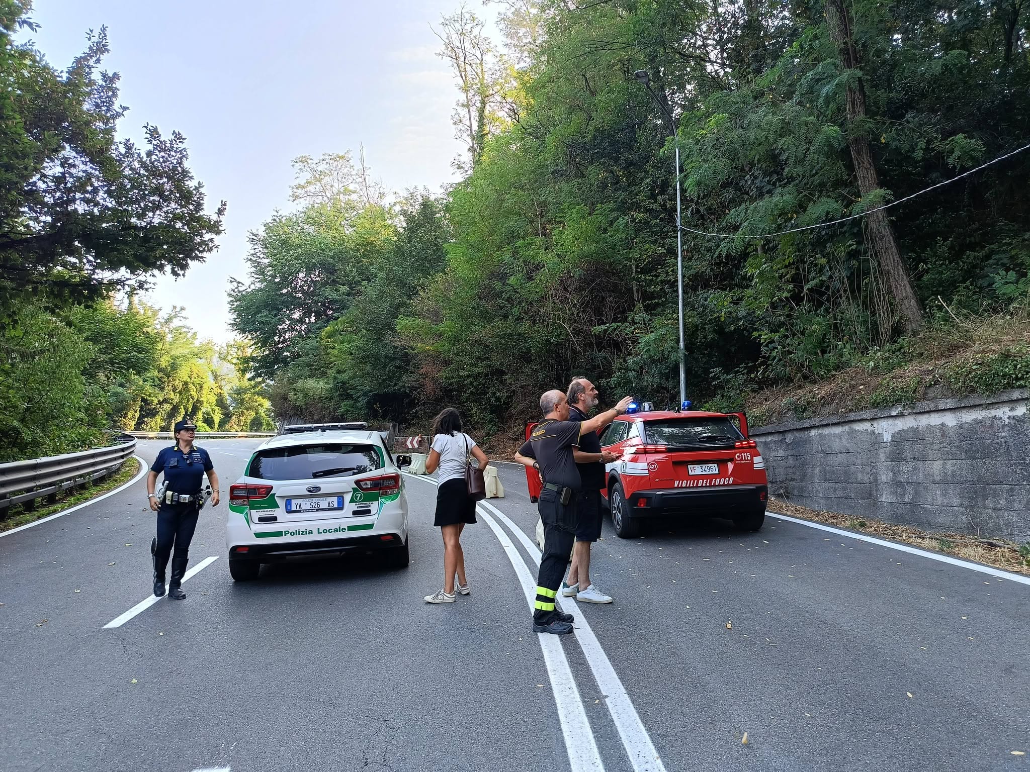 Monte Goi, incendio ancora attivo a Ferragosto: elicotteri in azione e via Oltrecolle chiusa