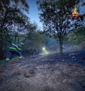 Moregallo, incendio ancora attivo. Segnalate riprese di fiamma
